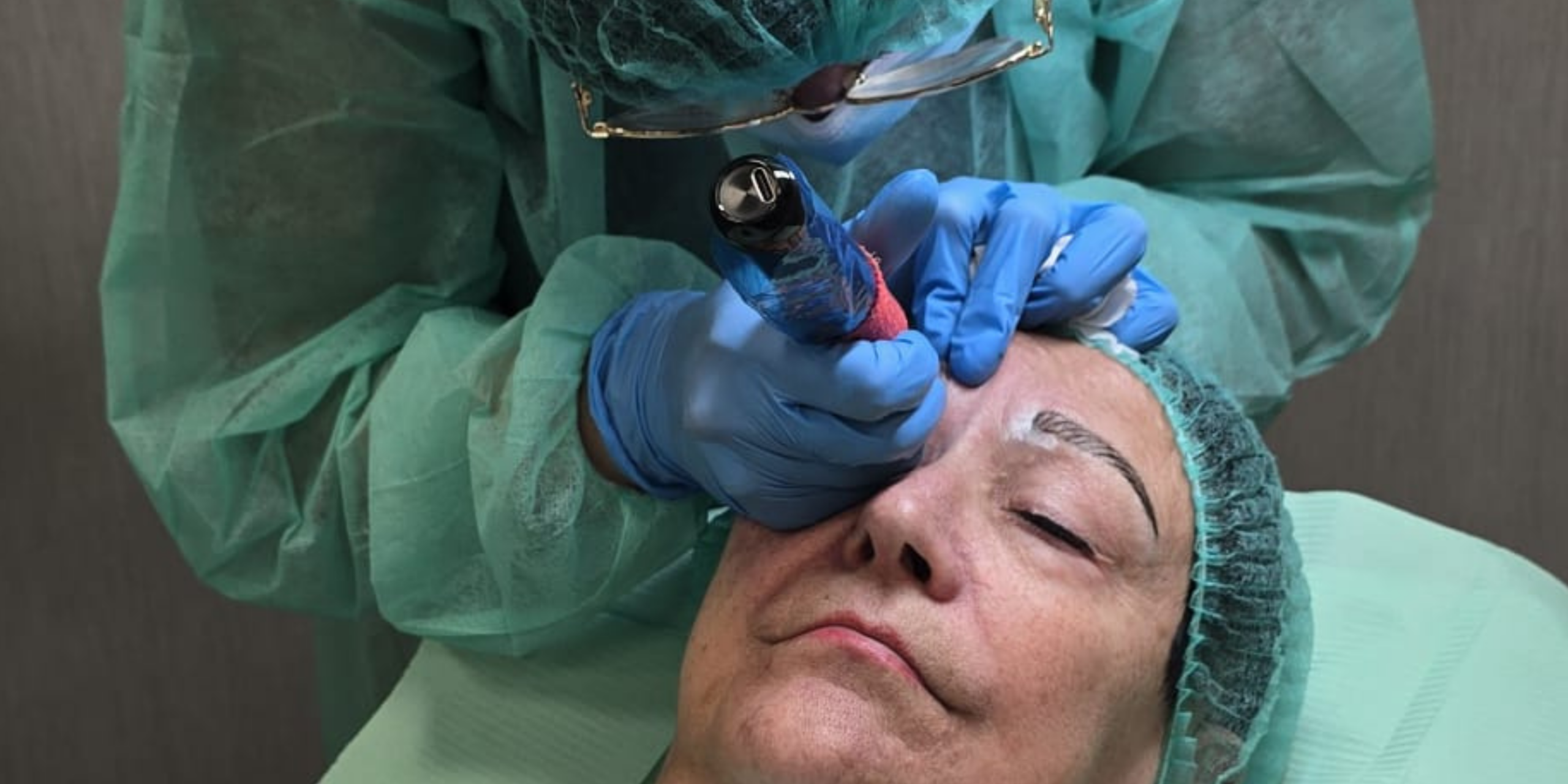 Valoración del viraje de color en unas cejas micropigmentadas antes de una corrección